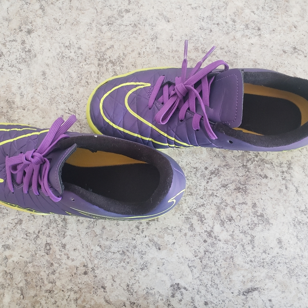 Nike non marking purple sneakers 3.5 Y - Picture 7 of 10